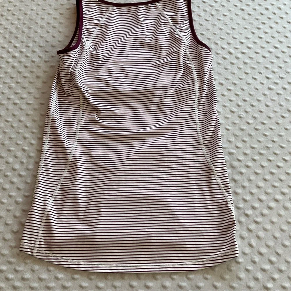 Talbots Athletic Tank Top Womens Small Burgundy White Striped Built-in Shelf Bra